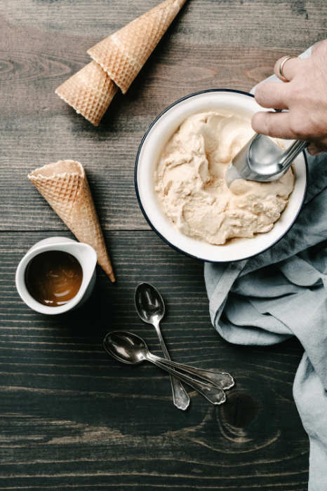 Foto sirviendo helado Foto sirviendo helado