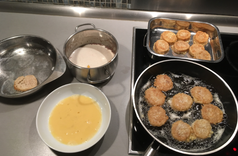 Foto cocinando torrijas Foto cocinando torrijas